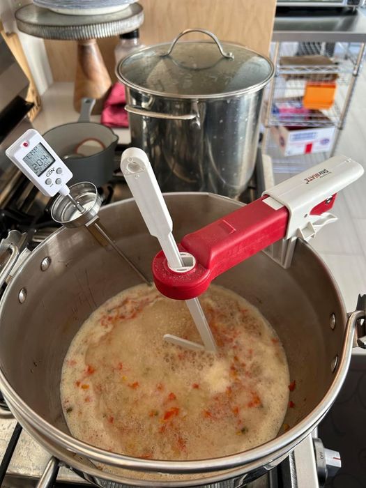 The hands-free pot stirrer placed in the pot.