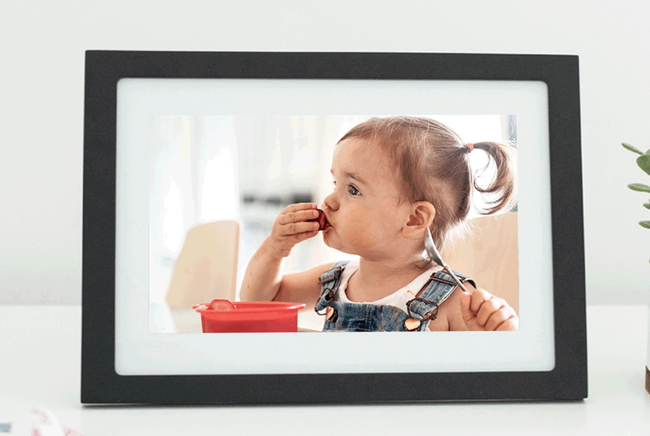 Displaying a photo of a child on the screen