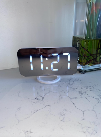 The alarm clock displayed on a reviewer’s counter.