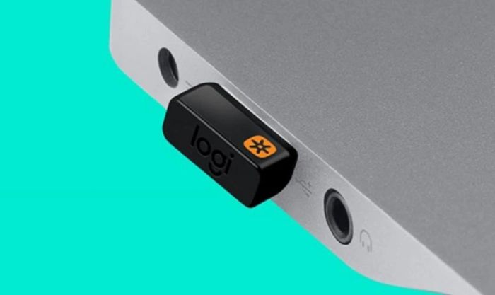 Cắm đầu USB Unifying Receiver vào laptop để kết nối chuột không dây với laptop.