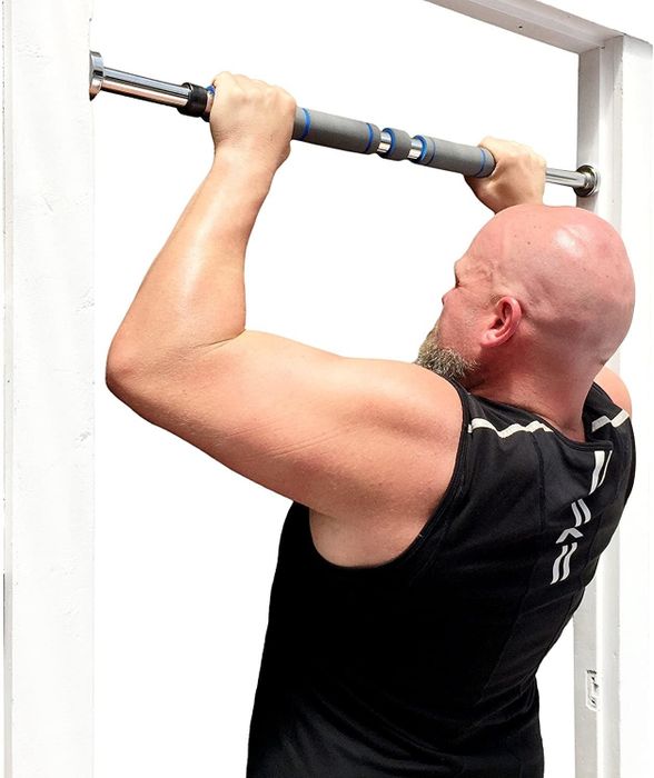 A model demonstrates exercises with the pull-up bar, showing its versatility for home workouts.