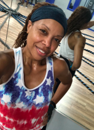 Reviewer wears a dark blue headband during a battle ropes class to keep their hair in place.