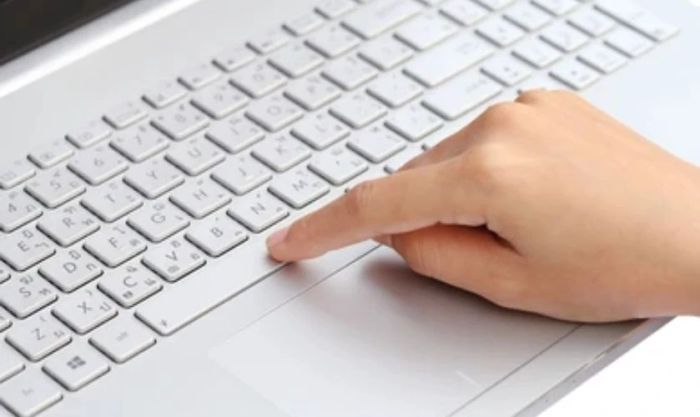 Nhấn phím cách để kích hoạt Touchpad trên laptop