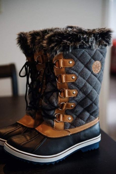 Reviewer's image of the boots in black and brown.