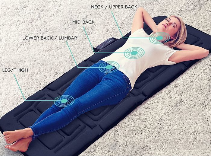 A model lying down on the mat, with indicators highlighting the areas where the vibrations are felt.