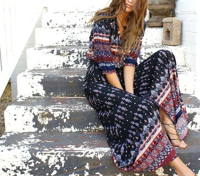 A model rocking a navy and maroon quarter-sleeve dress.