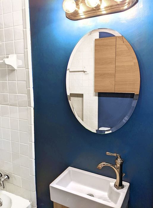 A reviewer's image showcasing the oval mirror in place.