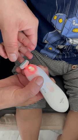 An animated demonstration illustrating the functionality of the baby nail trimmer