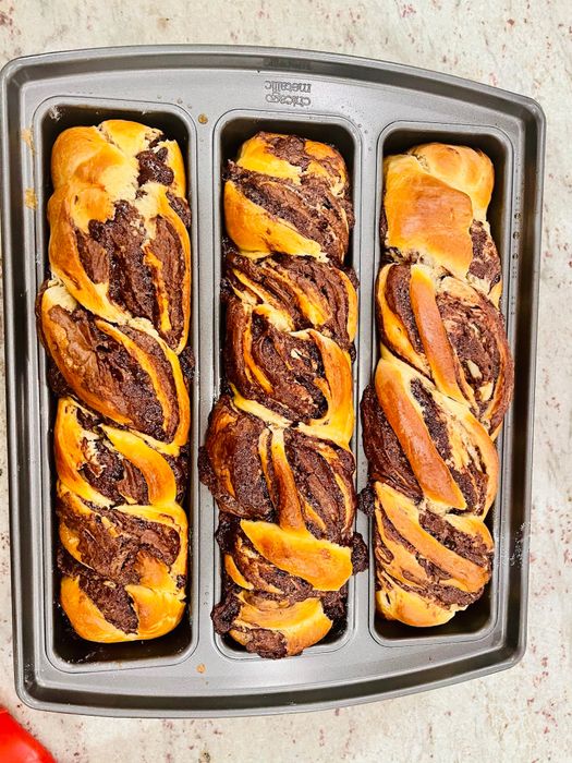 another reviewer's photo of the pan being used to bake a rich chocolate babka