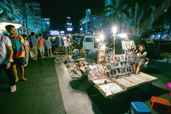 หล่อ สวย เท่ ชิคเต็มพิกัด! มารวมตัวกันที่ตลาดสุดเก๋กลางเมือง เพียบพร้อมไปด้วยความมีสไตล์