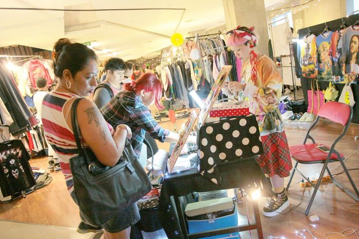 หล่อ สวย เท่ มีสไตล์ รวมตัวคนฮิป! ไปเดินเที่ยวตลาดชิคๆ ท่ามกลางเมืองใหญ่