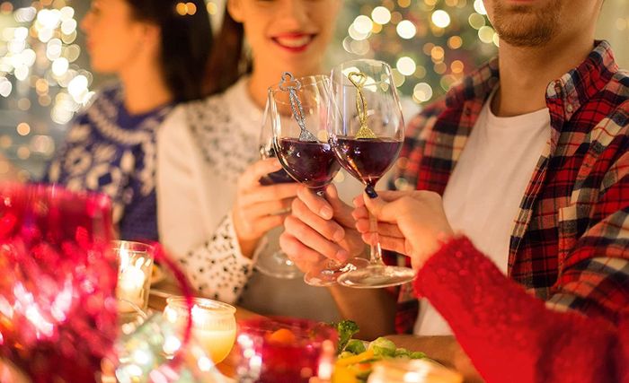 Three models raising their glasses filled with red wine, each with a wine filter inside.