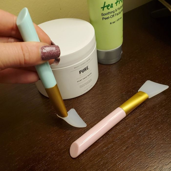 a reviewer demonstrating the flexibility of the spatula head