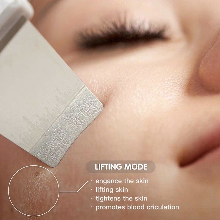 The skin scrubber in action, being used on a model’s face to demonstrate how it lifts away dead skin cells.