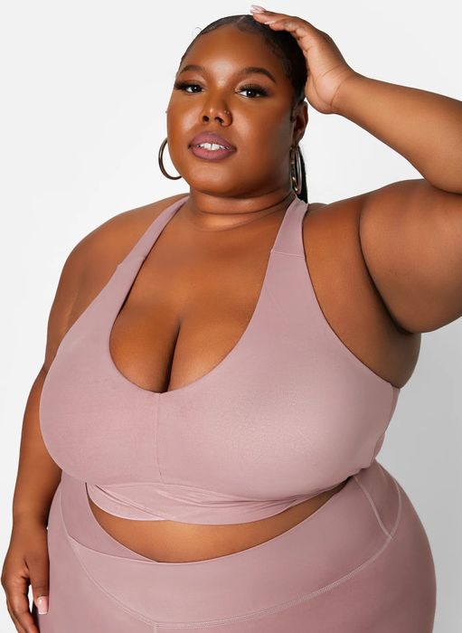a model showcasing the V-neck sports bra in mauve paired with coordinating leggings