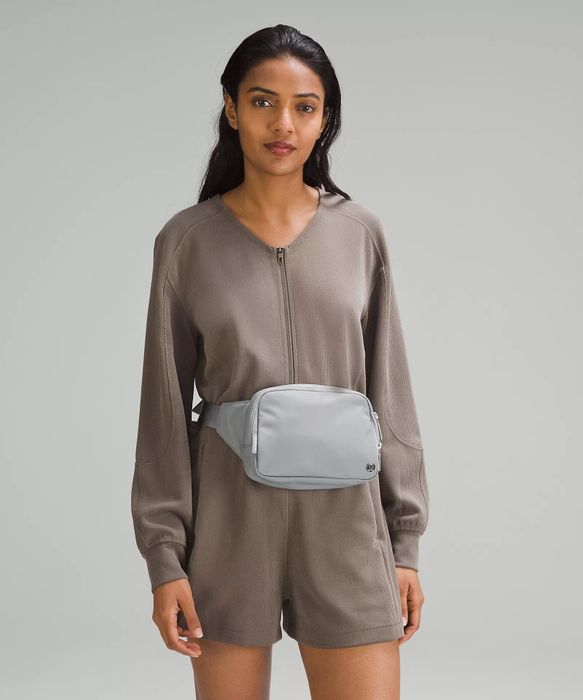 Image showing a model with a gray bag