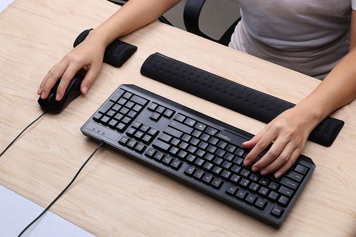 Model demonstrating the use of a memory foam wrist rest