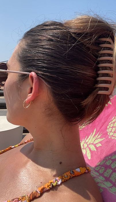 A pink hair claw styled in the reviewer’s hair.