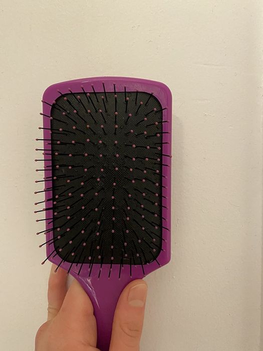 The same hairbrush, now completely spotless and clean.