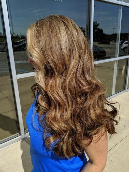 A reviewer flaunting their healthy, wavy blonde hair