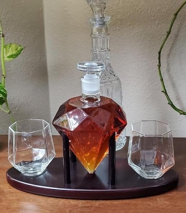 A reviewer's snapshot of a stylish whisky decanter set