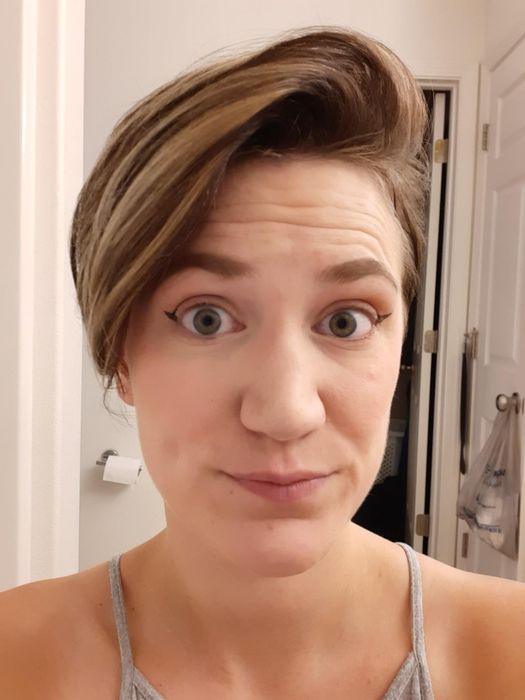 A reviewer displays perfectly stamped wings at the outer corners of their eyes, highlighting the tool's ease of use.