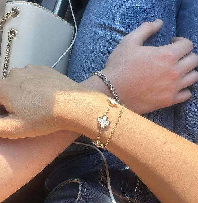 The reviewer is wearing a white bracelet.