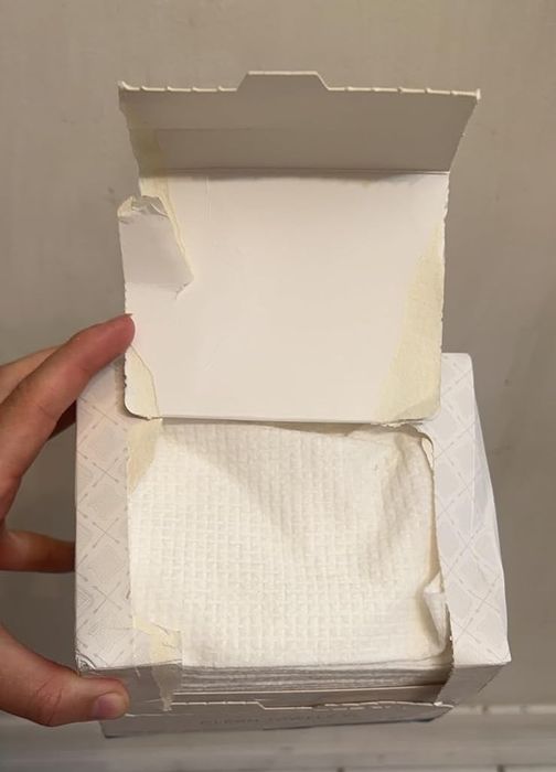 Reviewer holding the pack of towels