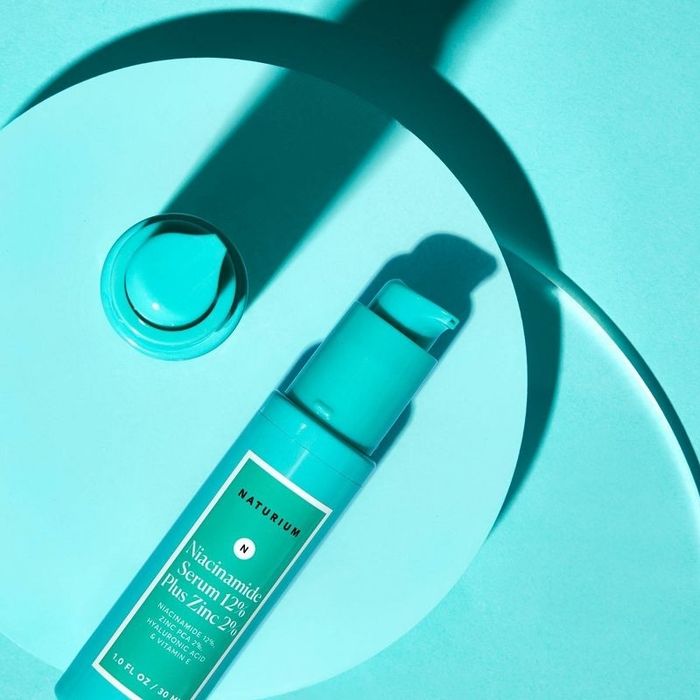 Naturium Niacinamide Serum 12% Plus Zinc 2% displayed on a circular background