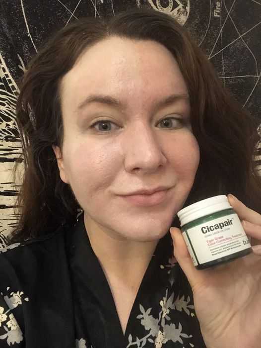 A Mytour editor applies the cream to one side of their face, showcasing its transformative effects.