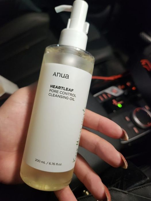 Reviewer holding the oil
