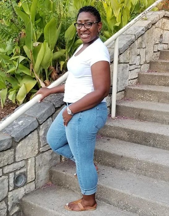 A reviewer sporting the rolled-up jeans with a casual t-shirt and sandals.