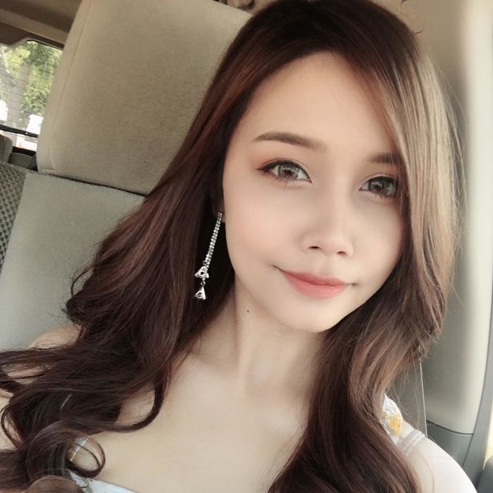An Asian reviewer displaying their smooth, poreless makeup finish