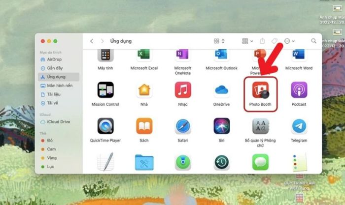 Chọn ứng dụng Photo Booth để mở camera trên MacBook.
