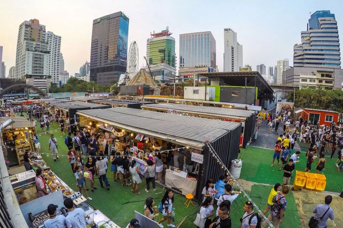 มาที่ ArtBox ตลาดคอนเทนเนอร์สุดฮิปที่พ่อค้าแม่ค้าจี๊ดๆ และลูกค้าสุดแซ่บมารวมตัวกันเต็มที่!