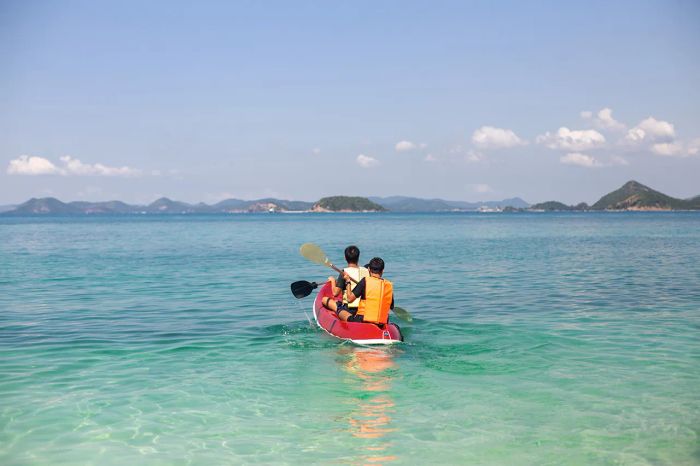 ที่เกาะขามยังมีกิจกรรมพายเรือคยัคให้ได้ลองเล่นด้วย