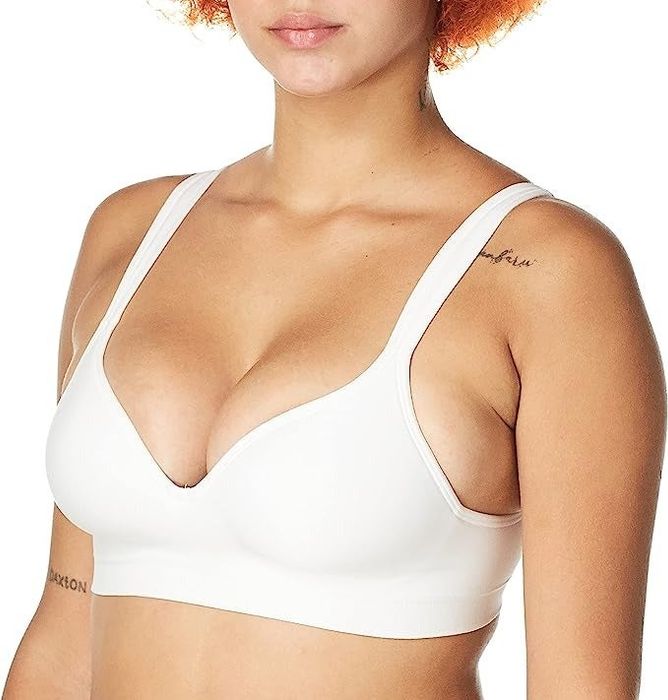 A model wearing a white bra.
