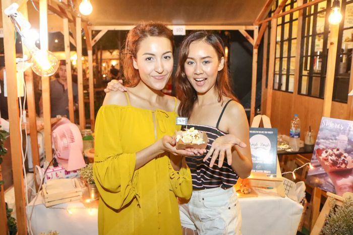 บรรยากาศที่ ArtBox เต็มไปด้วยพ่อค้าแม่ค้าแซ่บๆ ลูกค้าสุดคูล ที่มาช้อปในตลาดคอนเทนเนอร์สุดฮิป สนุกสุดมันส์!