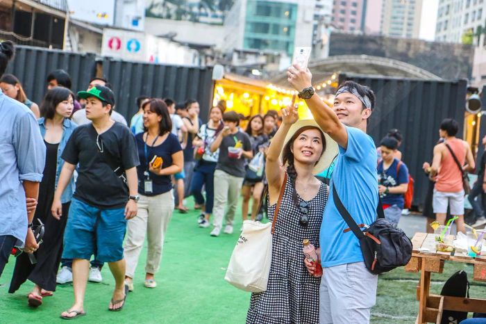 พ่อค้าแม่ค้าสุดแซ่บและลูกค้าสุดเก๋ กำลังรอคุณอยู่ที่ ArtBox ตลาดคอนเทนเนอร์สุดฮิปที่ไม่ควรพลาด!