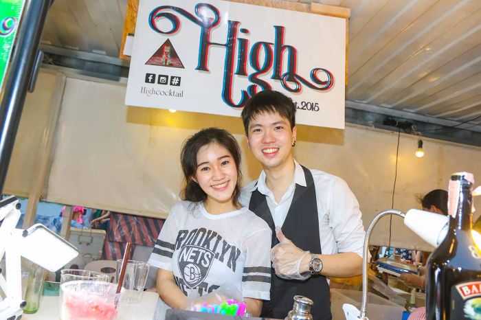 ตลาด ArtBox สุดฮิป เต็มไปด้วยพ่อค้าแซ่บ แม่ค้าจี๊ด และลูกค้าสุดคูล ทุกคนมาเดินช้อปสนุกในบรรยากาศที่ไม่เหมือนใคร!