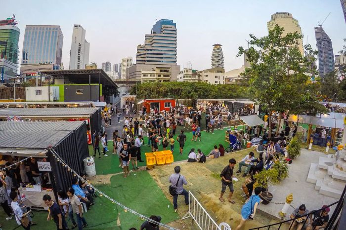 ซูมเข้ามาให้เต็มที่! พ่อค้าแซ่บ แม่ค้าจี๊ด และลูกค้าสุดคูลรอคุณอยู่ที่ ArtBox ตลาดคอนเทนเนอร์สุดฮิปที่ไม่ควรพลาด!