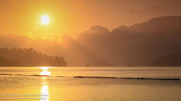 หัวใจหลงใหลในความงามของ 'ท้องฟ้า' ที่สวยงาม เท้าจมน้ำคราม ทรายขาวตระการตา เสมือนกับกุ้ยหลินเมืองไทยที่สุราษฎร์ธานี