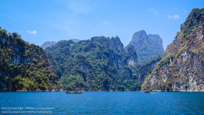 ท้องฟ้าที่งามและน้ำครามที่ใสสะอาด เท้าจมน้ำครามและสัมผัสกับทรายขาวที่บริสุทธิ์ ท่ามกลางทิวทัศน์ที่คล้ายกุ้ยหลินในจังหวัดสุราษฎร์ธานี