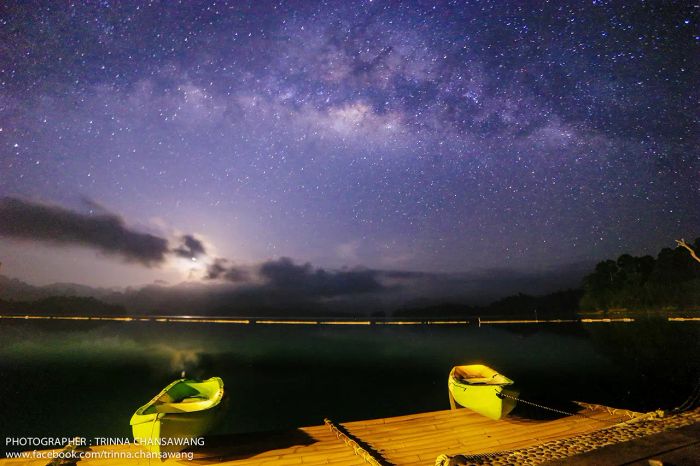 สัมผัสหัวใจในความงามของ 'ท้องฟ้า' ท่ามกลางทัศนียภาพที่สวยงาม เท้าจุ่มลงในน้ำคราม ทรายขาวละเอียดเหมือนกุ้ยหลินเมืองไทยที่สุราษฎร์ธานี