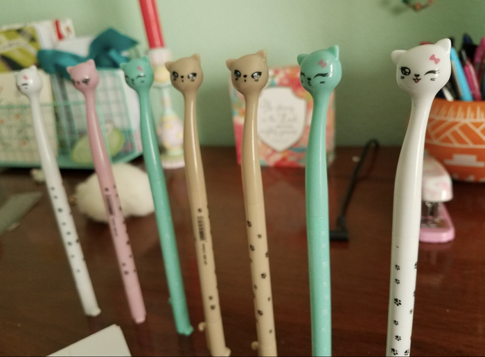 A customer review image of their pack of pens, showcasing the full set