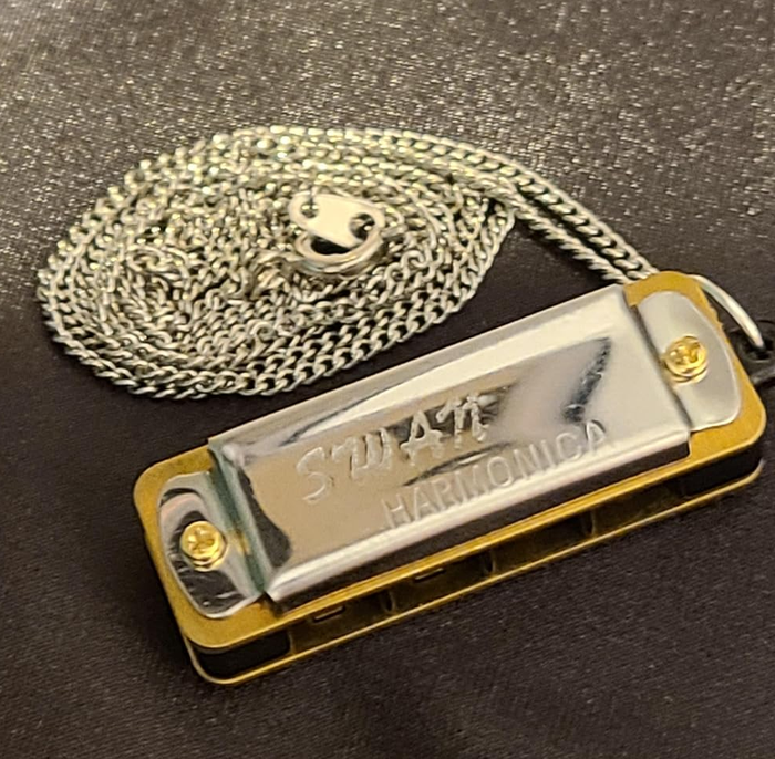 The mini harmonica and its chain