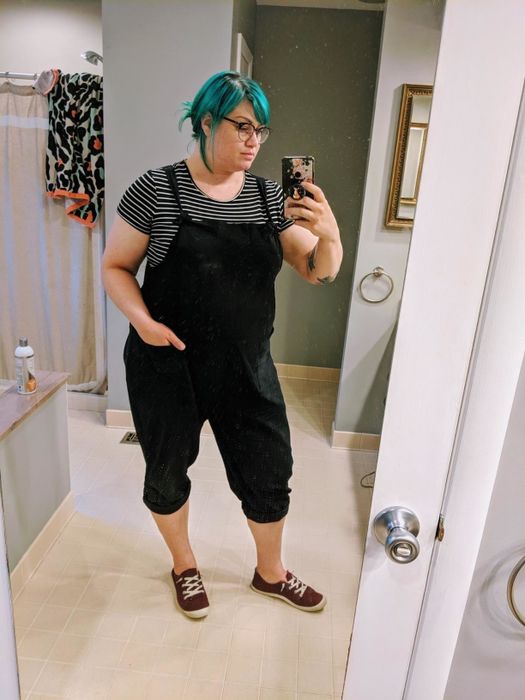 A reviewer is dressed in black overalls.