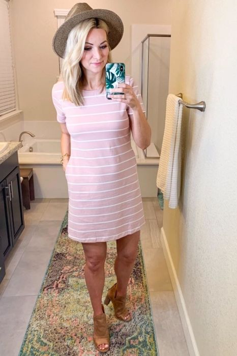 Reviewer dressed in a pink dress