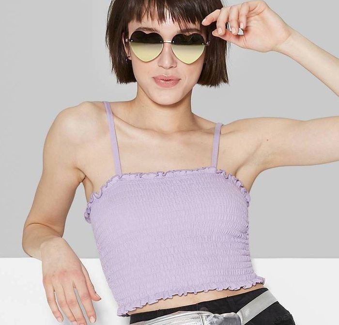These sunglasses are heart-shaped, rimless, and feature mirrored lenses, with sleek rose gold wire stems and a nose bridge for a stylish, lightweight look.