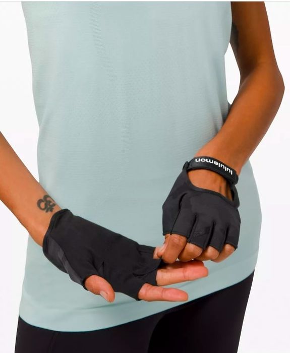 A model is showcasing a pair of black gloves.